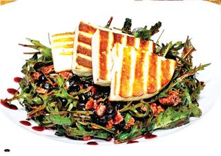 Salata rucola sa borovnicom i grilovanim manouri sirom 200gr