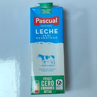 Leche  Pascual semidesnatada brick 1 litro.