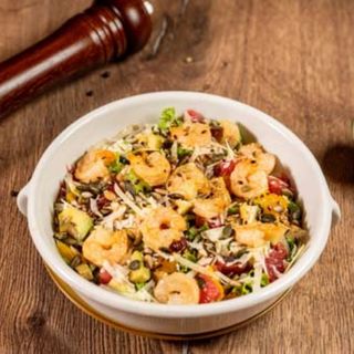 Salată cu creveți în unt și citrice