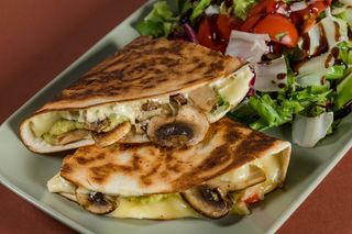 Quesadilla cu avocado și ciuperci & salata