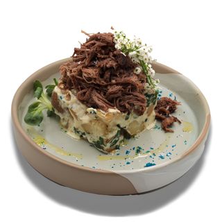 Телешко дърпано върху трюфел картофи (350 г)