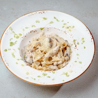 Паста фетучини с курицей с пикантным соусом