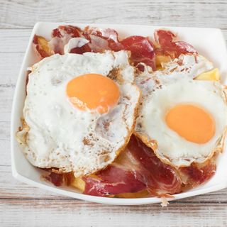 Huevos rotos con paleta ibérica y patatas 