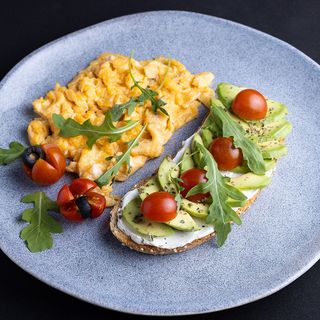 Huevos Revueltos Con Tostada De Aguacate