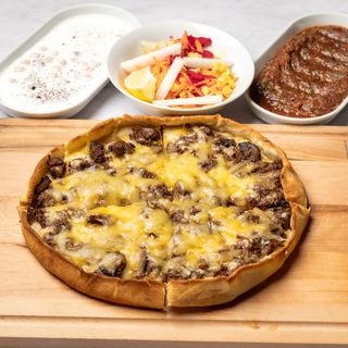 Pide sa pečenim mesom i gaudom