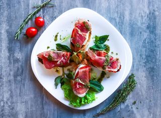 Брускети с прошуто и моцарела (250г)