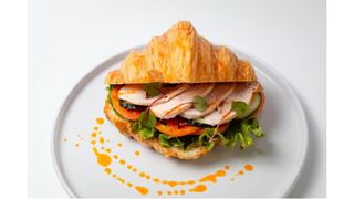 Круассан с индейкой с соусом цезарь