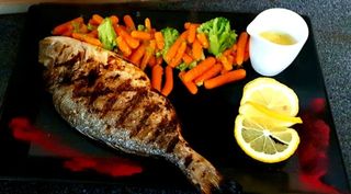 Dorada la gratar cu legume sote