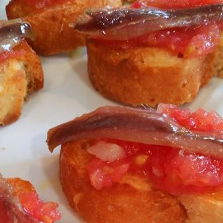 Pan Con Tomate Con Anchoas Y Orégano