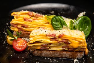 Omleta cu carnati si cheddar