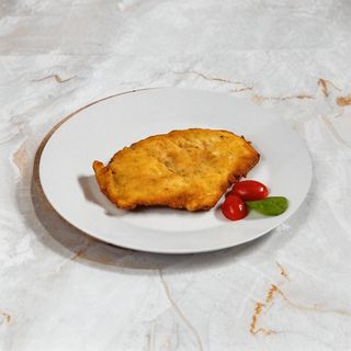 Panierowany schab z szynką i serem w zestawie z ziemniakami i surówkami 