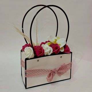 cod 405 Cutie poseta alb negru, 11 flori sapun alb roz inchis, pampas