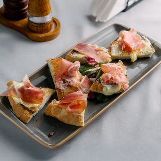 Bruschette crudo