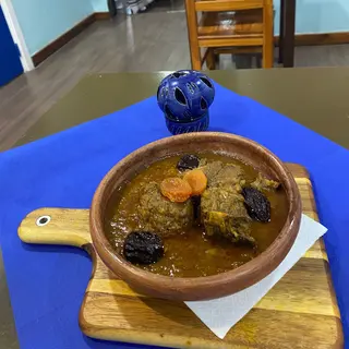 Tajin de carne (ternera) con ciruelas y patatas fritas