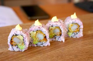 Суши Урамаки скарида темпура с юкари ориз  (4бр-85г)