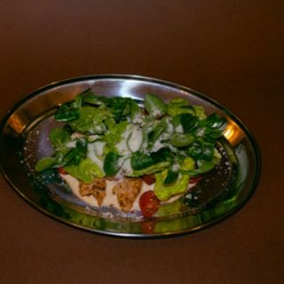 Klasyczna sałatka Caesar z kurczakiem 