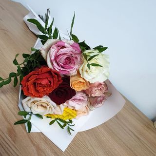 Buchet 11 trandafiri multicolori