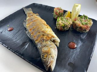 Лаврак на плоча