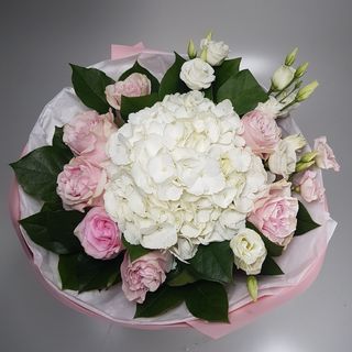 Buchet deosebit cu hortensii si trandafiri