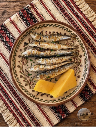Sardele (Sardine) perpelite la gratar cu mamaliguta si mujdei de usturoi