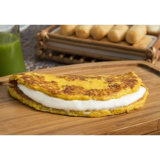 cachapa con carne mechada y queso de mano