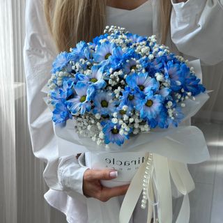 Композиція "Хризантема блакитна (3) та гіпсофіл (2)"