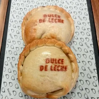 Empanada de dulce de leche con almendras