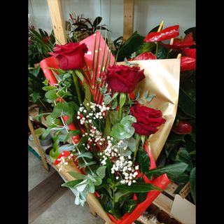 Buket sa tri crvene ruže