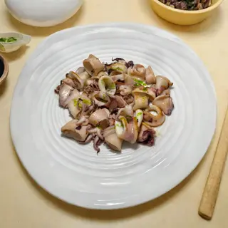 Calamar Salteado Con Ajo Y Perejil