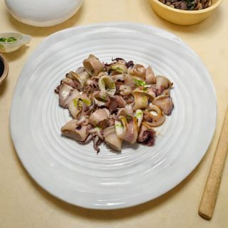 Calamar Salteado Con Ajo Y Perejil