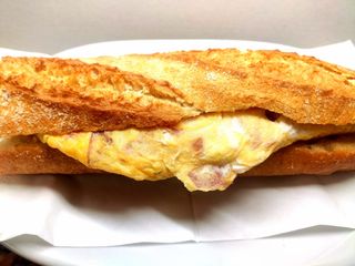 Bocadillo De Tortilla De Jamón