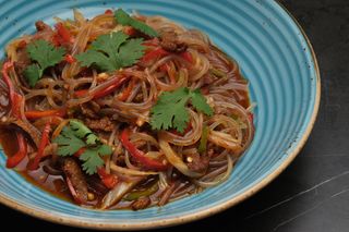 Фунчоза с говядиной и полуострым перцем