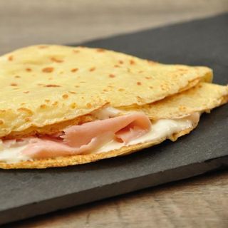 8 sfilacci di vitello, cipolla, patatine fritte,Emmental, kechup, maionese 