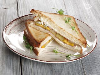 Сендвіч з Шинкою/Куркою/Салямі (140g)