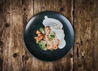 Cheddaros csirkemell grillezett zöldségekkel és kéksajt szósszal 400g