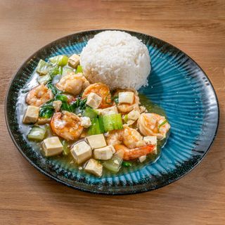 Gamberi con tofu servito con riso bianco