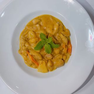 25. Pollo Con Salsa De Curry Verde