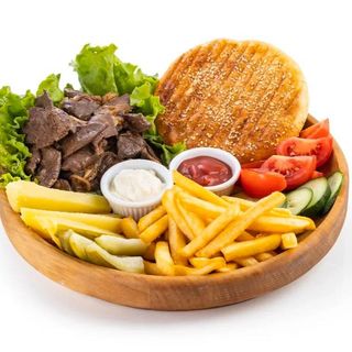 Бауырдак на тарелке с бараньей печенью