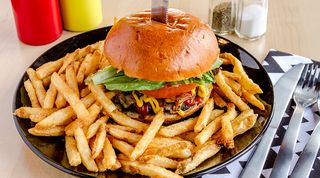 Zestaw Burger (frytki, napój do wyboru)