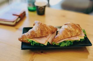 Кроасан с гауда и шунка