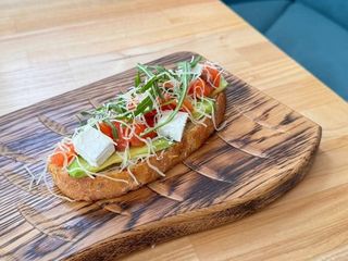 Брускетта з лососем