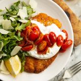 Pollo Milanesa con burrata 