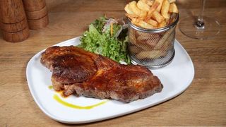Flintstone steak cu cartofi la cuptor
