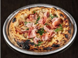 Піца з курячими стейками, хамоном та руколою (590g)