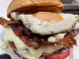 Burger Corral Con Patatas Y Bebidas