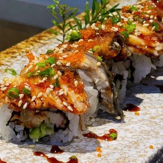 Uramaki de anguila (aguacate, surimi, y anguila asada)