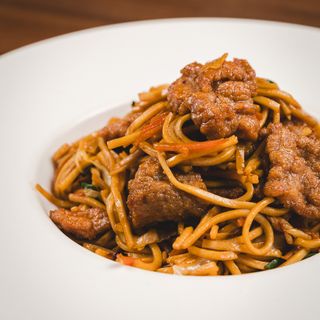 20. Nudle sa junetinom, spanaćem, povrćem i soja sosom