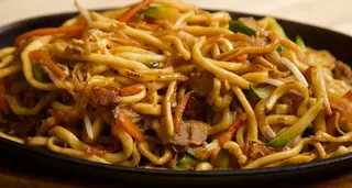 Spaghetti di soia con carne alla piastra
