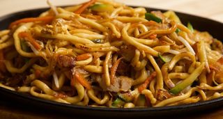 Spaghetti di soia con carne alla piastra