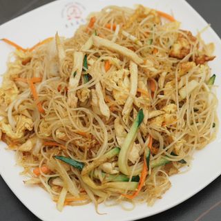 Spaghetti di riso al curry e pollo